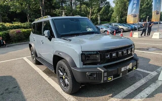 На фото из соцсетей: Кроссовер Jetour Traveler у дилерского центра в Китае