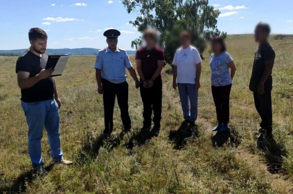    17-летнюю девушку нашли мертвой в лесу, в убийстве сознался 16-летний