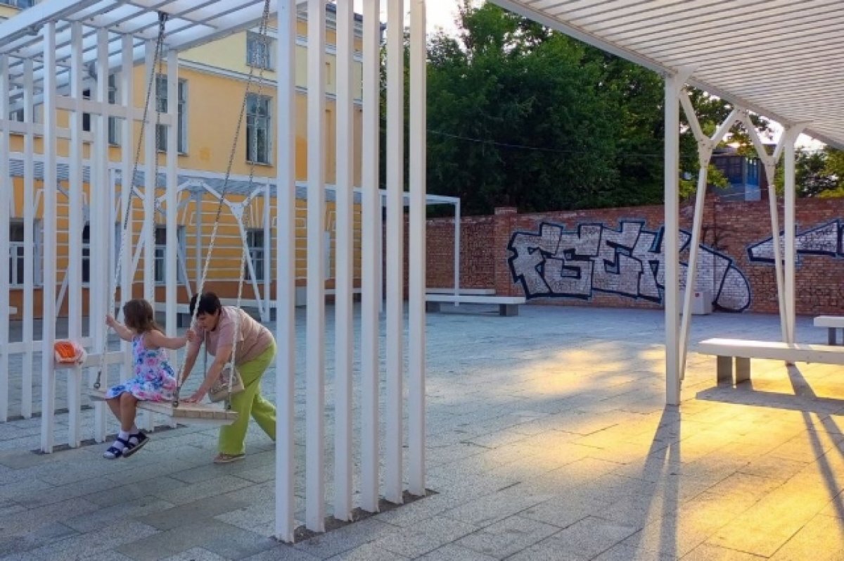    Безобразное граффити красуется на проспекте Революции уже больше месяца