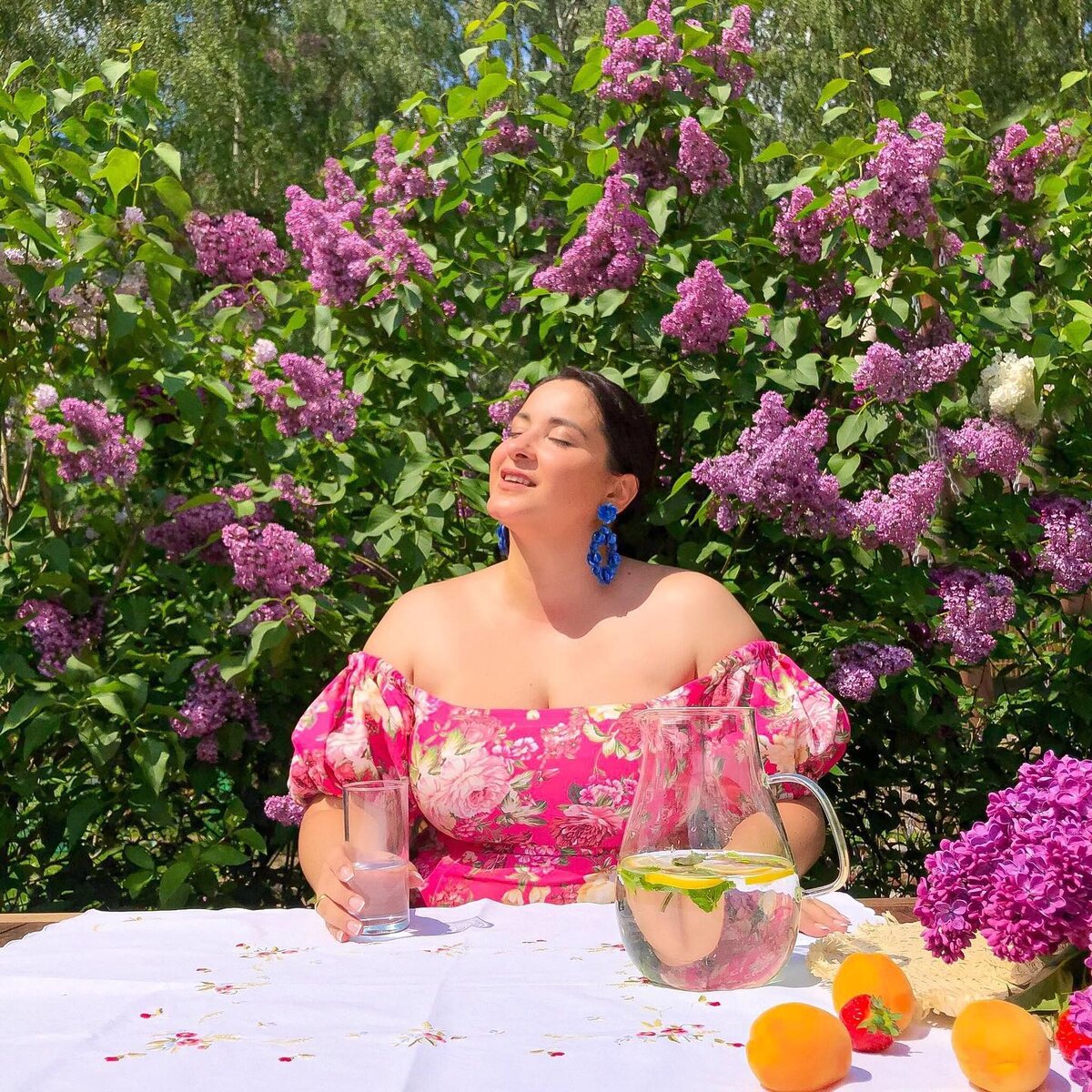 Меня зовут Вика, я — семейный психолог, телеведущая, автор книг «Это же подросток», «Это же ребенок», «Это же любовь» и мама троих детей 