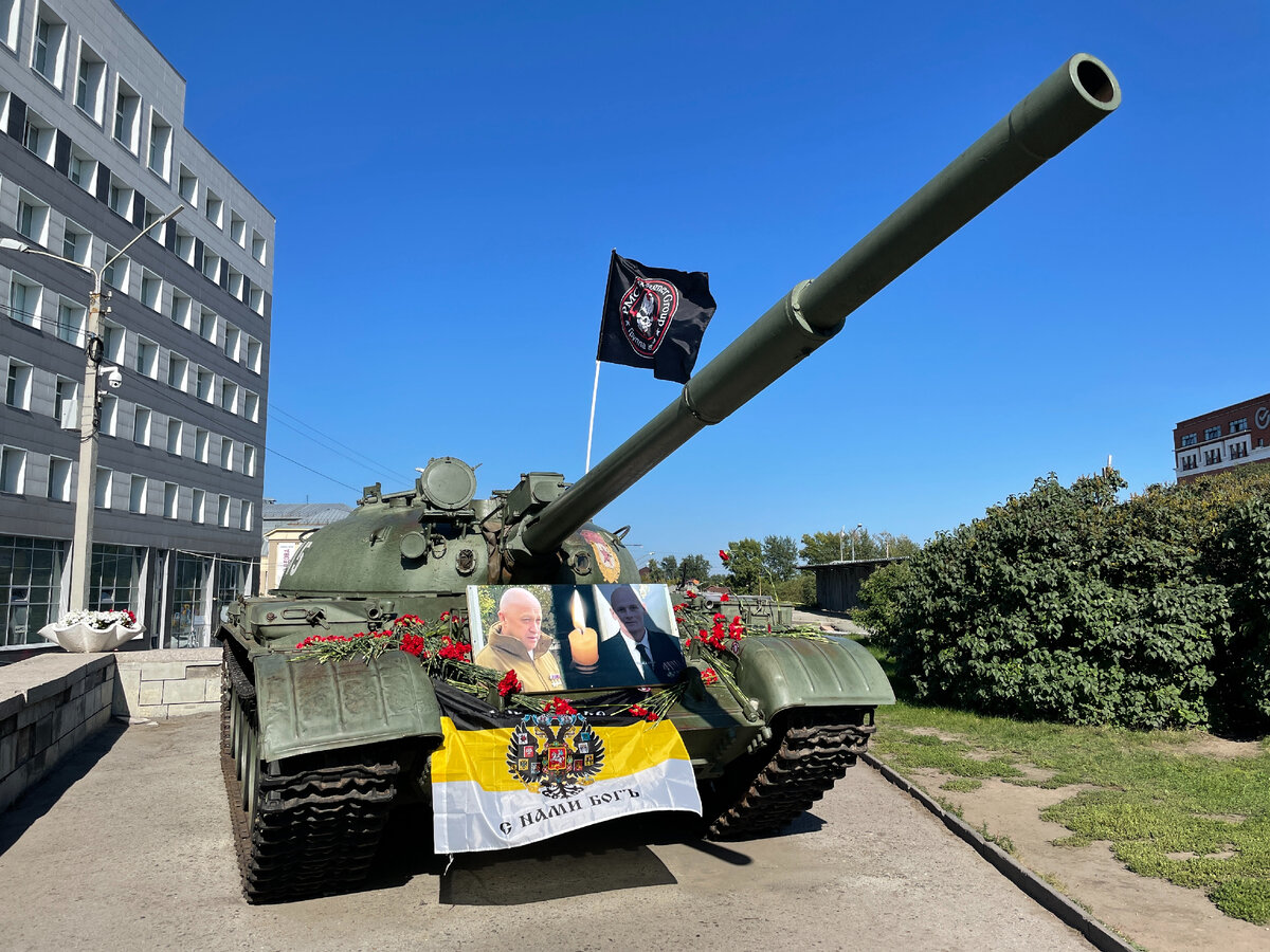 Стихийный мемориал ЧВК "Вагнер" в Барнауле Источник: Виталий Барабаш
