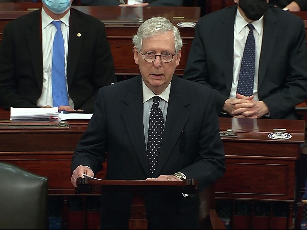 Лидер республиканцев в Сенате США Митч МакКоннелл выступает на слушаниях, возобновившихся после штурма Капитолия протестующими© AP Photo / Senate Television