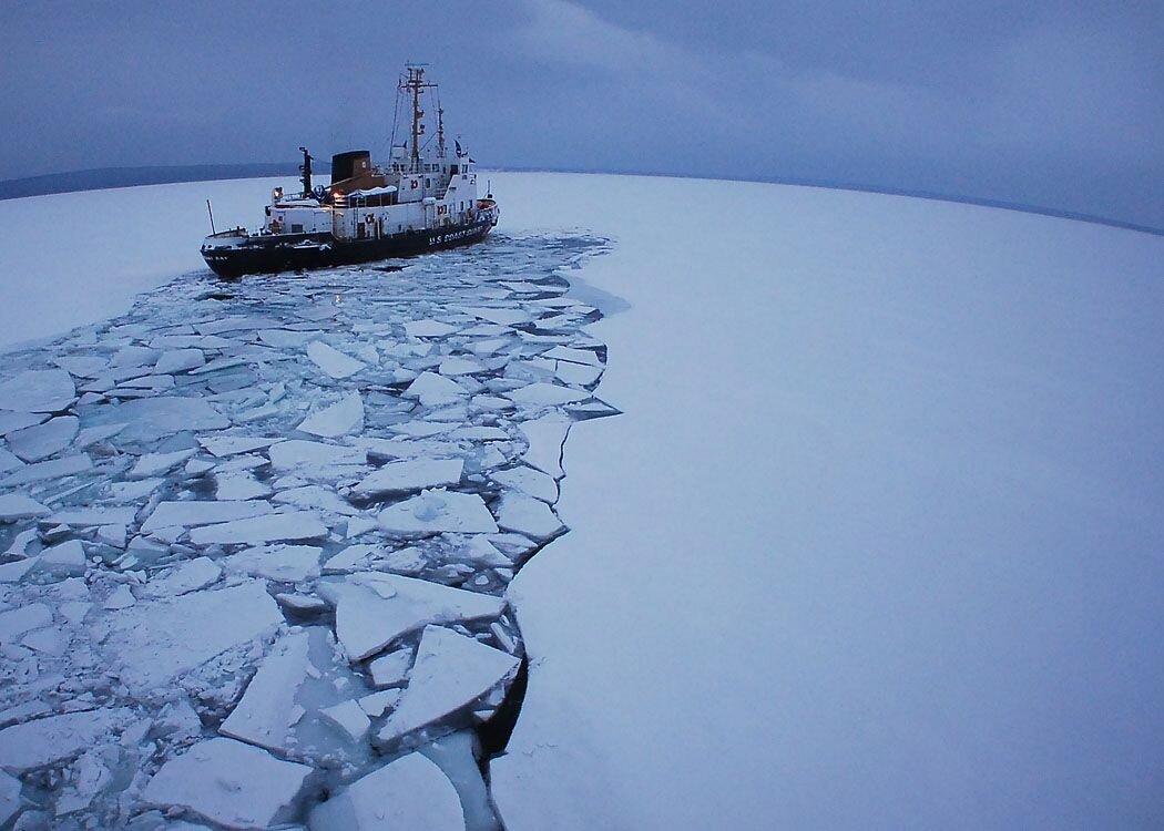 Мелкий лед на воде. Ледокол в Баренцевом море. Ледокол Диксон Архангельск. Ледокол во льдах. Арктика корабль.