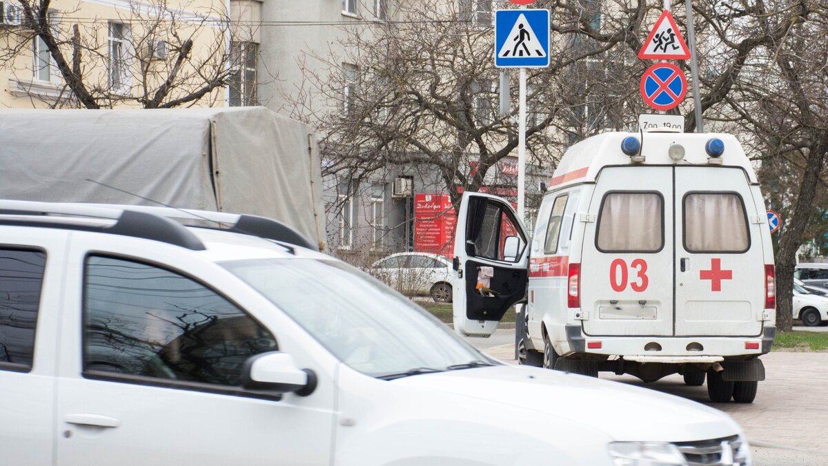     В Сургуте неизвестный мужчина, находившийся в нетрезвом состоянии, брызнул из перцового баллончика в салон автомобиля, где находились 7-летняя девочка и ее отец.