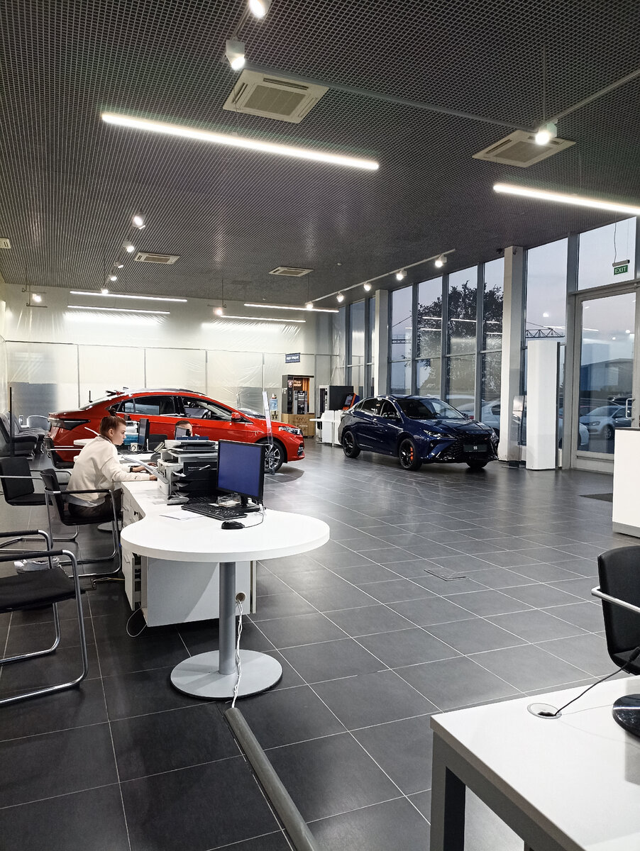 Полсалона,куда всех запихнули