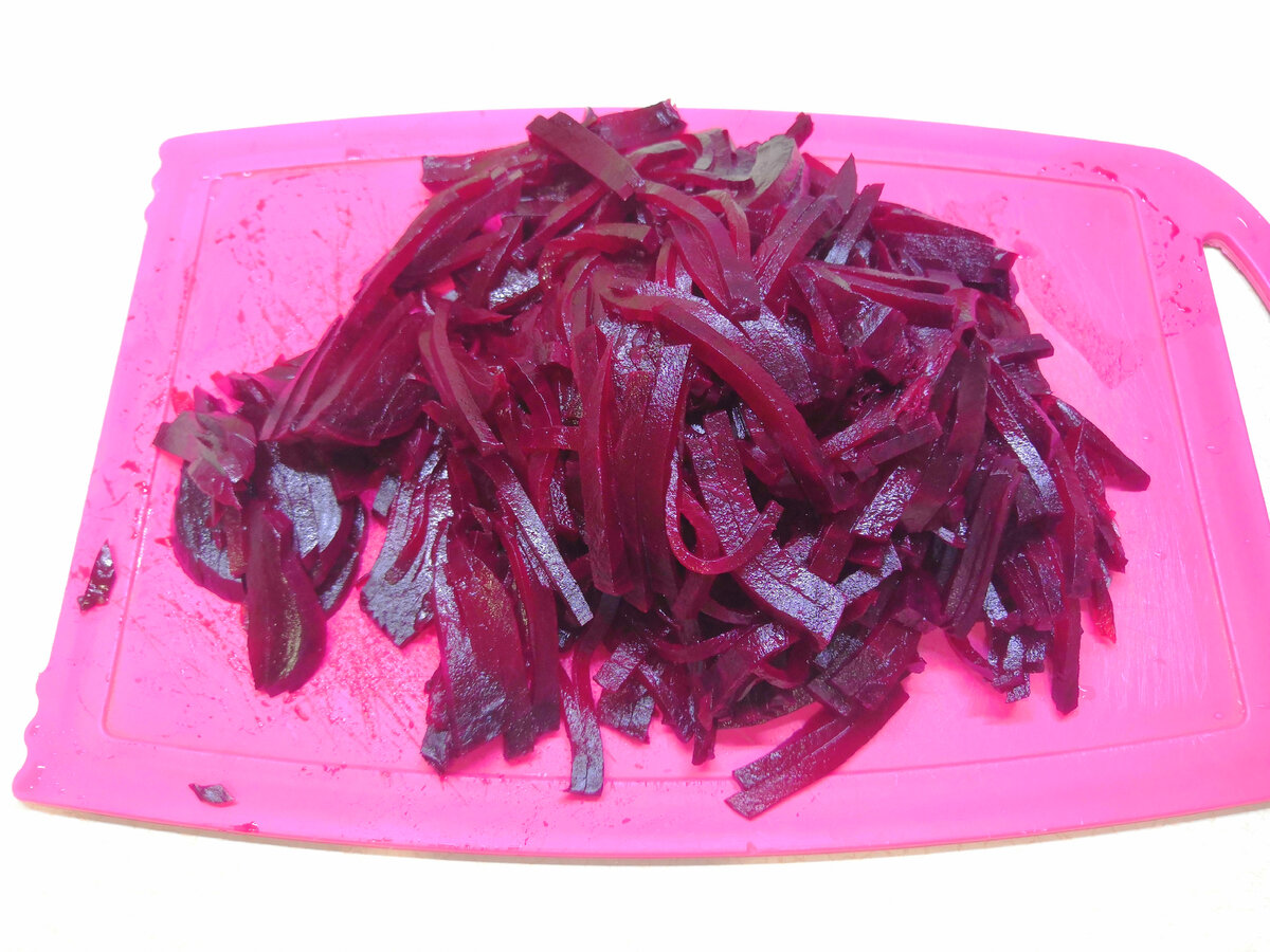 Чипсы из свеклы на белом фоне