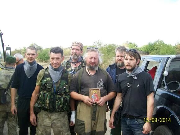 Андрей Даценко, в центре с иконой. Донбасс, сентябрь 2014 года.