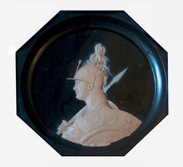 Я думаю, что копия была сделана с этого медальона Толстого, который стал первым в серии медальонов.