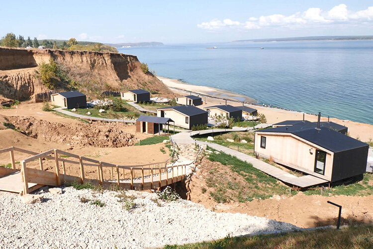    Последний месяц «Камский трофей» в буквальном смысле сползает в Волгу с высокого берега Фото: Евгений Жура