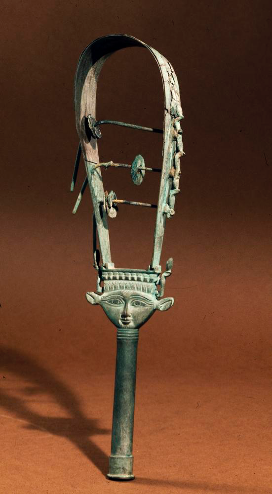 Систр - музыкальный инструмент. Фото из открытого источника Британского музея.