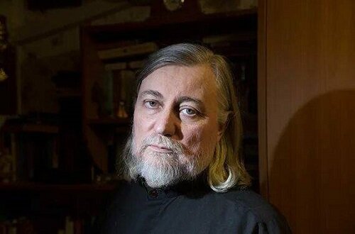 Священник Петр Коломейцев, клирик храма свв. бесс. Космы и Дамиана в Шубине, декан факультета Российского православного университета. По первому (светскому) образованию - архитектор