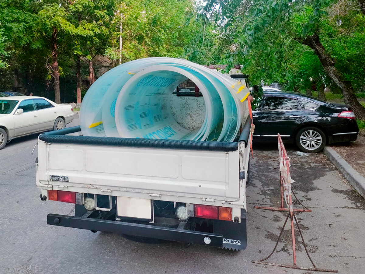 Поликарбонат кровельный активно применяется для изготовления различных видов промышленного остекления Пригоден для сооружения террас, павильонов, беседок, ограждений, шумозащитных экранов, навесов, козырьков, теплиц и других светопрозрачных конструкций.