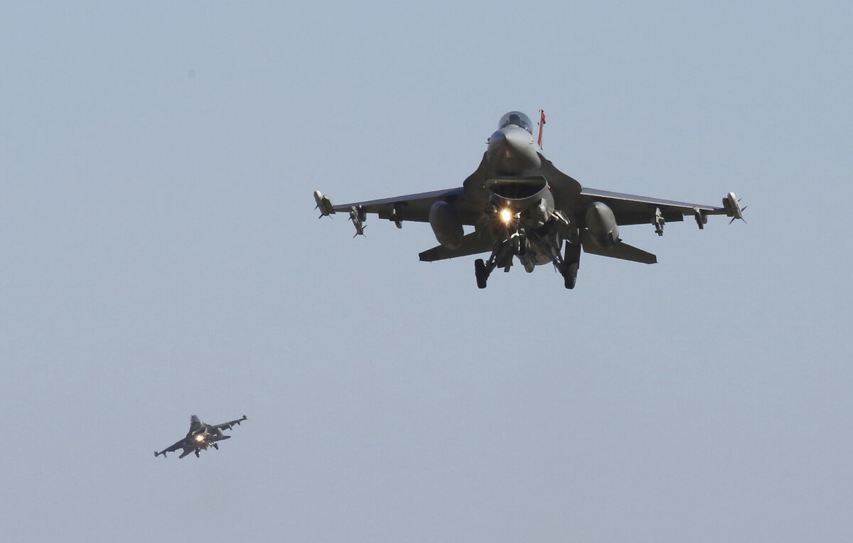     F-16 / AP Photo/Ahn Young-joon