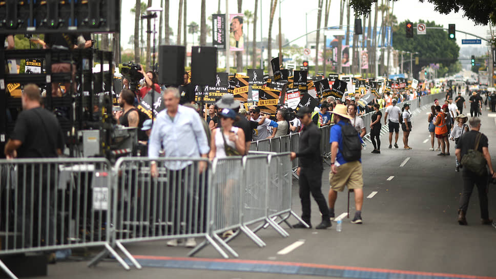 Фото: AP📷Забастовка перед студией Paramount Pictures в Лос-Анджелесе