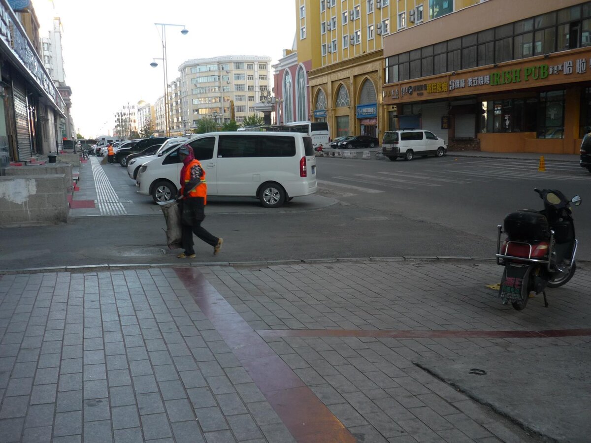 Дворники убираются рано утром.