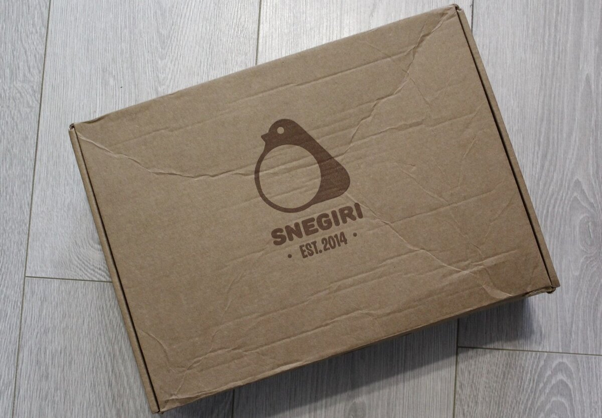 Вот такую красоту я увидела, открыв коробку: пара валенок, буклет, образец подошвы и миниатюрные красные валенки в качестве сувенира.