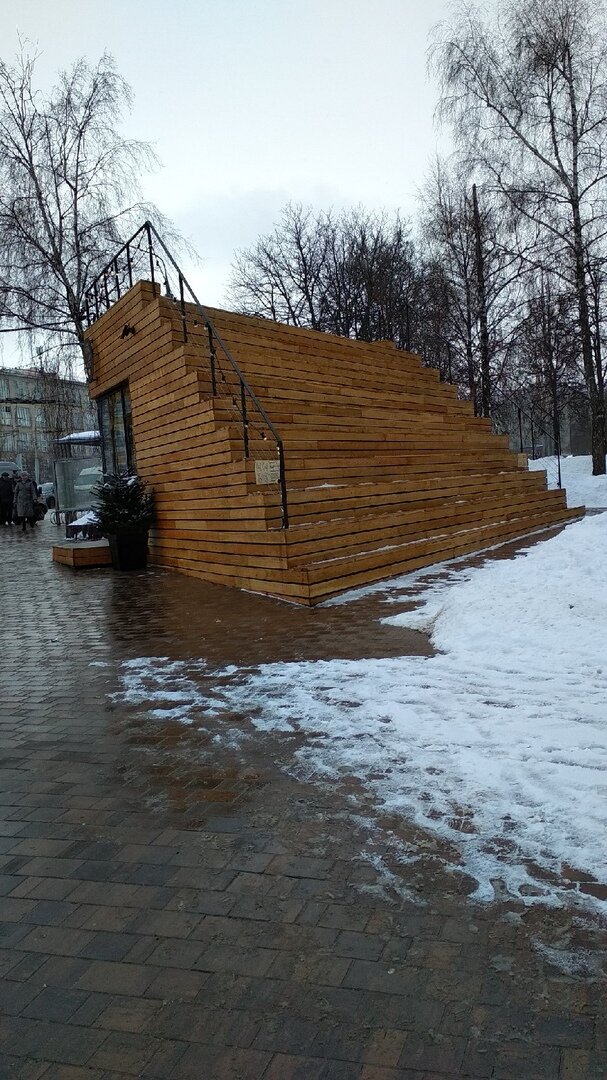 Заведение расположено возле одного из корпусов ТулГУ, и имеет форму лектория