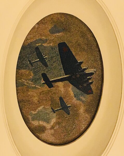 ТБ-3 на мозаичном панно.