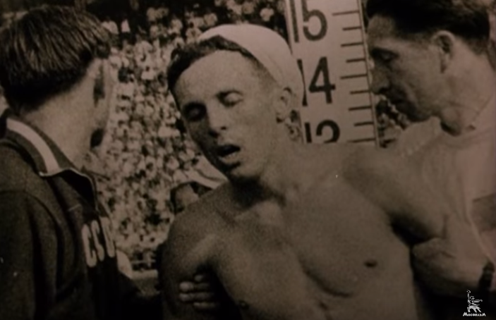 Хуберт Пярнакиви после финиша / скриншот из фильма "Спорт, спорт, спорт"