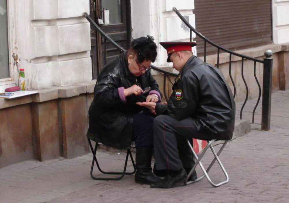 Милиционер и экстрасенс.
После переезда с Беловежской, я уже года два жил в Ясенево. Во дворе сошлись с одним капитаном из милиции. Он работал в центральном аппарате. У него был старенький Москвич, который он всё время ремонтировал. А в Ясеневе была такая скука, что жуть. Поэтому мы частенько по выходным «тусовались». С транспортом тоже было уныло. Он частенько подвозил меня до метро, а иногда и встречались вечером и ехали обратно. Однажды он мне позвонил и мы договорились о встрече. Когда я садился в его Москвич, то заметил, что на заднем сиденье сидит женщина. Я поздоровался, а сосед сказал, что это его сослуживица, экстрасенс. Ехали в пробке разговорились. Она сказало, что запросто может узнать о человеке всё. Я сразу предложил себя. Она легко назвала моё имя, фамилию, чем занимаюсь. Потом перешла на семейное положение. Я подумал вот сосед всё разболтал, что я ему говорил на наших посиделках. Но, потом она вдруг перешла к детству. Родился ты, (Я) на Софинке. Потом пошли мои родственники. Я встрепенулся, ведь про это сосед знать не мог. Время было сложное, всё так или иначе все крутились вокруг криминала. А мои попутчики были из МВД. И струхнул. Подумал раскручивают. 
А она продолжала. Где учился, как учился. Потом пошли такие подробности, о которых я уже забыл из-за их непристойности. Я приуныл и стал искать способа, чтобы «спрыгнуть». А потом они рассмеялись, женщина спросила, ты, что меня не узнаёшь? Я же Маша К. 
 В 130-м доме на Софинке была одна семья. 
Старший был Николай. Сразу после войны, работал шофёром на ЗЛС, обслуживал столовую около станции. Мне его автомобиль очень нравился изнутри, всё блестело. Он был обит алюминием. Большая редкость. 
Второй был Иван, тоже работал шофёром. Он гонял голубей. У него была голубятня очень высокого уровня, крутая. Мы около этой голубятни проводили целые дни. 
А младшая была Мария. Я сейчас не помню в каком родстве она состояла, с Николаем и Иваном, но была моложе меня лет на 5-8. И я её как-то не замечал. 
Потом Николай ушёл на пенсию. Продукты, в столовую, стал возить Иван. Потом всё сломали и все разъехались. 
 И встретились мы с Марией через 20 лет. Мой сосед, милиционер, ей рассказал про меня. Они пробили по своим базам данных и отлично меня разыграли. 
Сосед уехал. Мы долго с Марией общались. Вспоминали и вспоминали. Обещали дружить и созваниваться. Хотя бы не терять друг друга. Но, последующие 20 лет и больше, мы так и не встретились.
