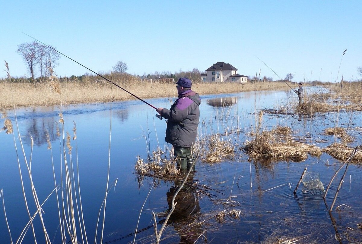 Рыбак заметил что гребни. Рыбалка в апреле. Рыбалка на озере. Рыбалка в апреле на реке. Рыбалка весной в Башкирии.