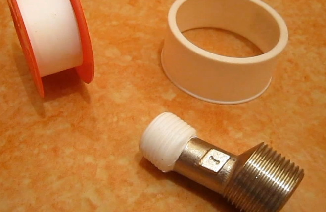 Наматываем ленту-фум строго по часовой стрелке