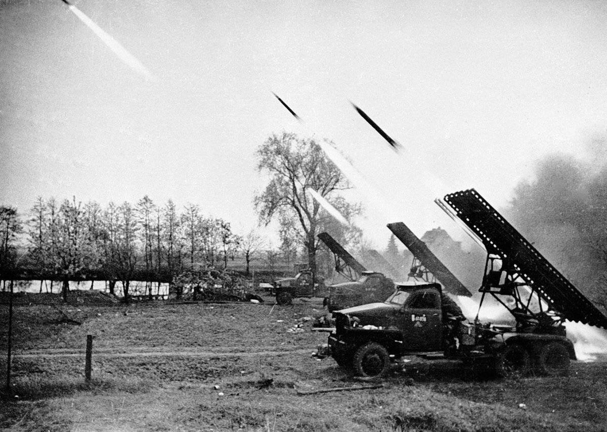 Советская артиллерия была лучше немецкой: в 1940 - 1941 г. г. началось массовое произ - водство реактивных снарядов, впервые применённых в финскую войну, а знаменитые         
" КАТЮШИ " были введены в действие под Смоленском в середине июля 1942 года. Реактивные миномёты " КАТЮША " были очень грозным оружием. Когда их применили наши впервые, соблюдая секретность, не предупредили наших воинов. От разрывов его ракет был такой эффект, что наши воины находившиеся в окопах (500 - 600 метров от места падения) разбежались в разные стороны. А что чувствовали немцы? Наверно, ничего! Не успели. Фронтовики говорили в разговоре со мной, что в местах падения ракет невозможно было ходить в течении недели ( вся подошва обуви сразу приходила в негодность ). Это было страшное оружие, особенно когда их установили на                             
" Студебекеры " ( на фото ). " КАТЮША " стала очень мобильной, проходила по любой грязи. Немцы охотились за " КАТЮШЕЙ ". Поэтому в кабине шофёра была установлена кнопка для подрыва машины ( на случай " Х " ). Спустя несколько месяцев в Москву вызывают изобретателя ( конструктора ) " КАТЮШИ " подполковника ГВАЯ. Его вызвали, чтобы присудить учёную степень. Председатель комиссии спрашивает: " Где ваше изобретение? " Подполковник ГВАЙ отвечает: " Воюет на фронте ".                                
                                                                           Самый лучший ответ!
