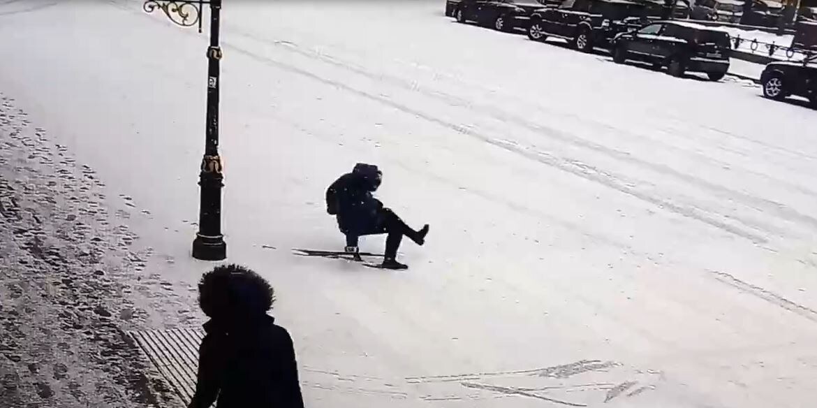 Падает женщина