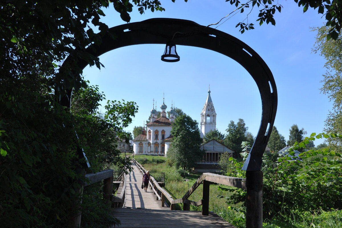 Устюжна Вологодской области издавна славится своими кузнецами. Об этом напоминают арочные входы на деревянный Козий мостик, выполненные в виде огромных кованых подков.