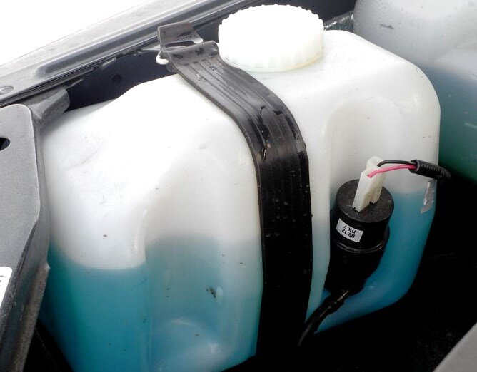 Ремонт бачка омывателя Нива-Шевроле от протекания можно сделать клеевым пистолетом.