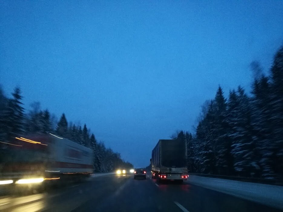 Юрий рассказывает: "Прямой и нормальной дороги от Новосибирска до Омска не было. Расписывали маршрут через Барнаул, Кулунду и дальше – на Омск. Ориентировались по погоде, если дождя не прошло и не собирался, то по гравийке на прямую проскакивали: вот и пара дней в запасе на рыбалку есть". 