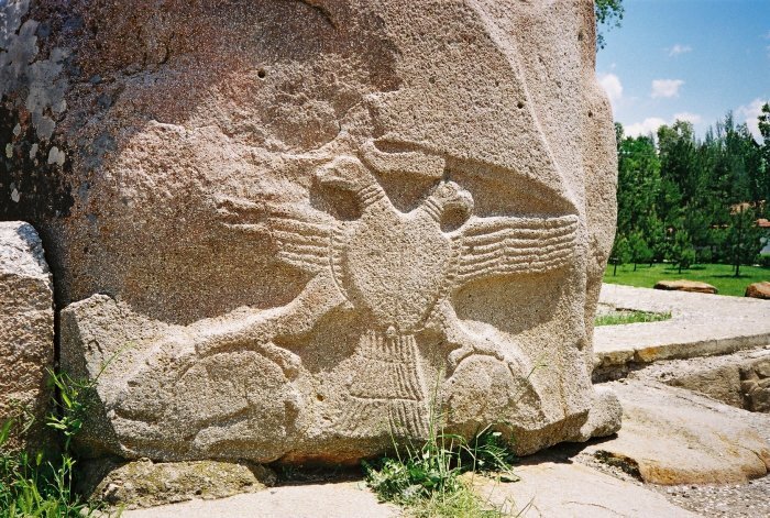 Двуглавый орел Хетти. Alaca Höyük City gate, Турция (1450-1180 BCE).