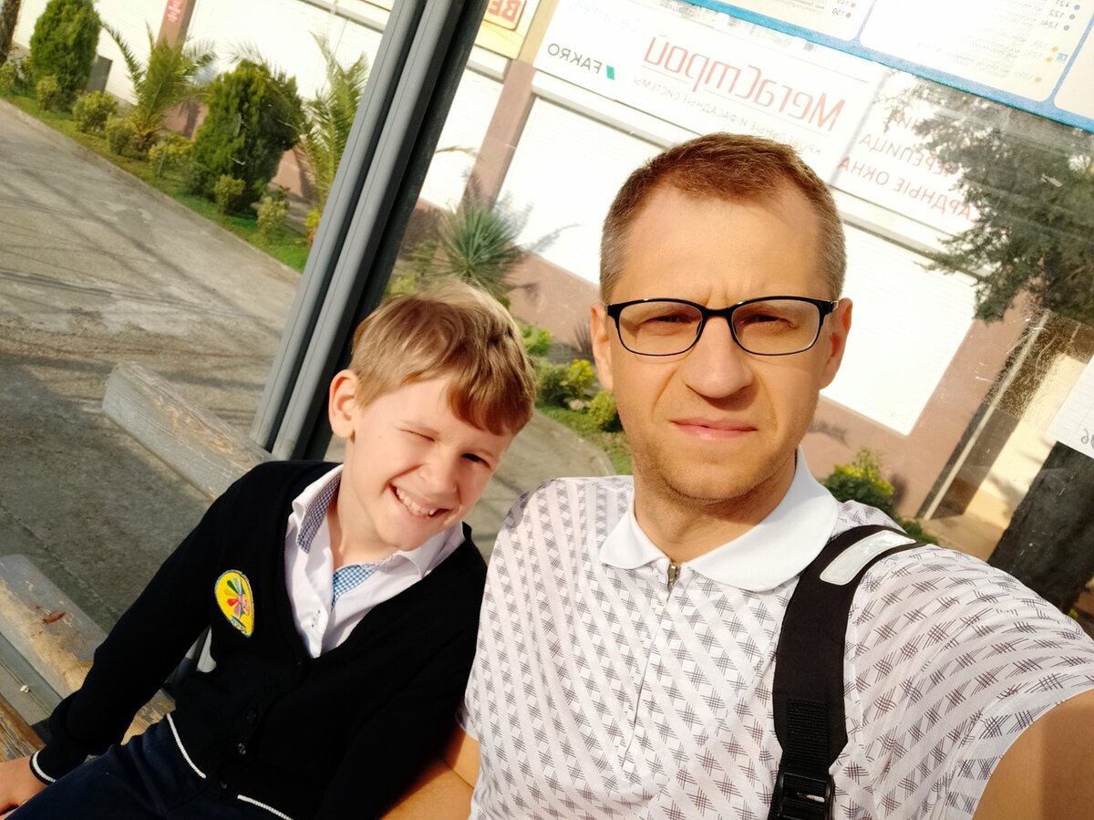 Поехали на автобусе в школу.