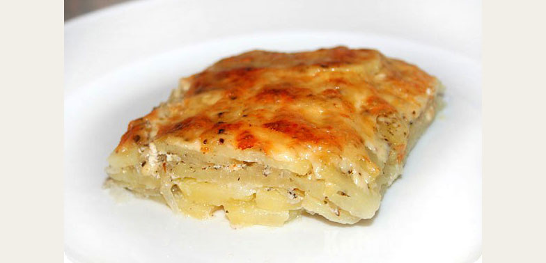 Но это не все, сначала скажу пару слов о соусе. По идее, гратен заправляют классическим соусом бешамель с добавлением белого вина, и ты обязательно так и поступишь, когда ты будешь готовить гратен для праздничного стола. Но мы с тобой рассмотрим вариант с обычным белым соусом, для повседневного использования, а посему белое вино употреби лучше внутрь, а для соуса возьми два стакана молока.