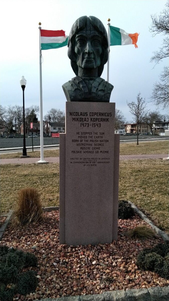 А вот такой памятник Копернику стоит в Нью-Джерси, США.
