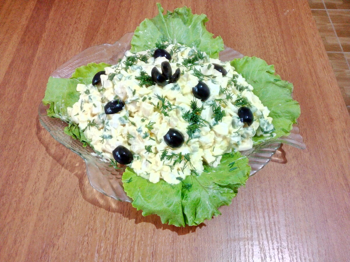 Салат с кальмаром, яйцом и зелёным луком. Вкусно и полезно.