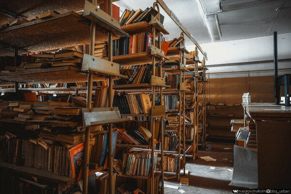 Заброшенная библиотека завода ЗиЛ, которую выкинули в окно...