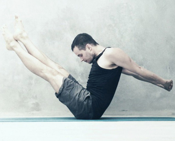 Бумеранг - упражнение, целью которого является повышение гибкости, подвижности позвоночника. Выполняя это упражнение, вы осуществите массаж позвоночника, укрепите мышцы живота, тонизируете мышцы ног.