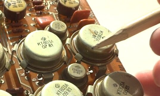 Стоящие рядом с ним КТ602Б  именно с индексом Б стоят в магазине до 300 рублей штука. Другие индексы этих транзисторов такой цены не имеют.