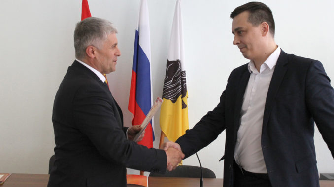 Игорь Колышев вручает заместителю генерального директора по экономике, финансам и коммерческой деятельности АО «Радий» Александру Теплякову награду победителя в номинации  «Промышленное производство»