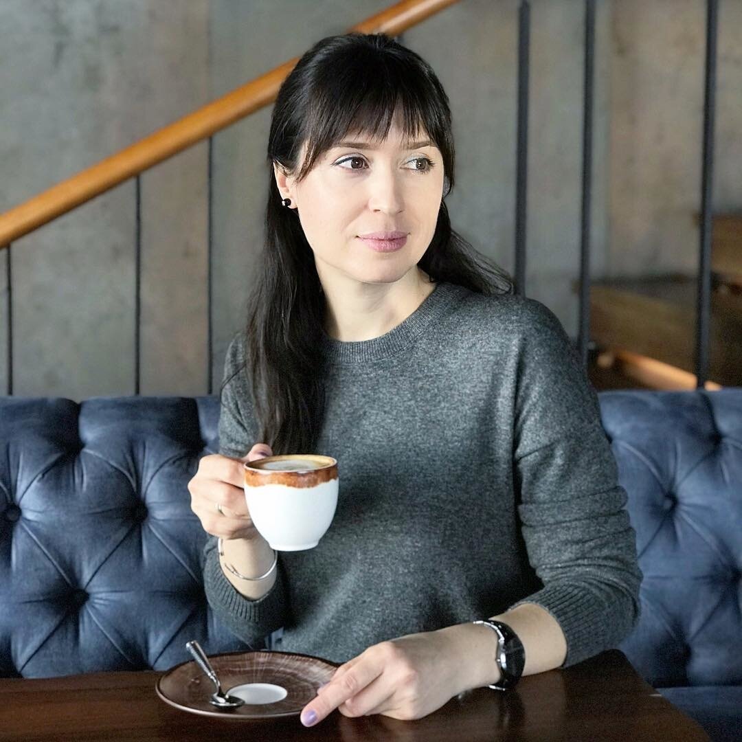 Я понимаю, что у некоторых могут быть более серьезные проблемы с волосами. Моя копна выглядит очень достойно. Но полгода назад начала замечать, что волосы сильно выпадают: на расческе оставалось уж очень много прядей, да и по квартире пришлось их чаще собирать. Конечно, ученые твердят, что потеря до 100 штук в день —  это норма. Но, во-первых, как подсчитать эту сотню? Во-вторых, у каждой девушки, уверена, свое понимание того, как должны выглядеть ее волосы. В общем, суди сама по фото в галерее.  
