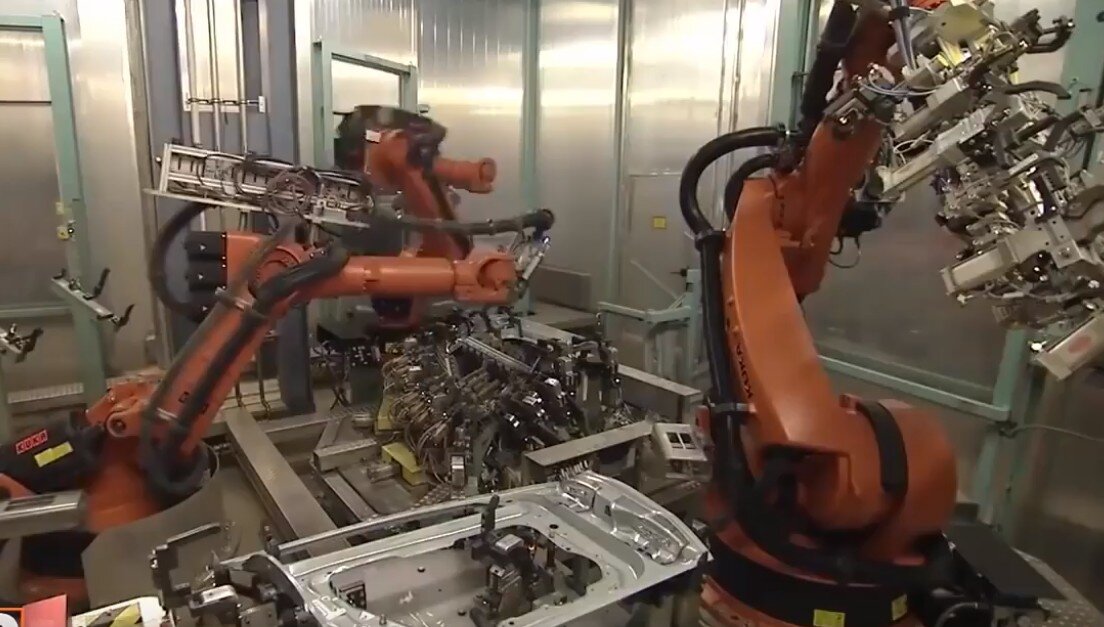 Роботы-манипуляторы очень быстро делают автомобили на конвейере