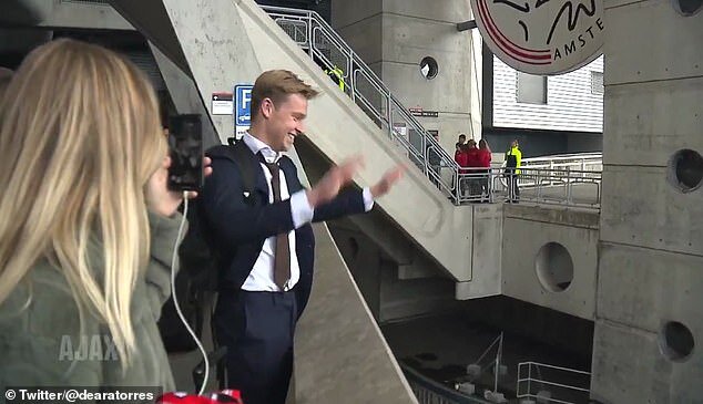 Френки де Йонг приветствует болельщиков Аякса после воскресной победы над Утрехтом