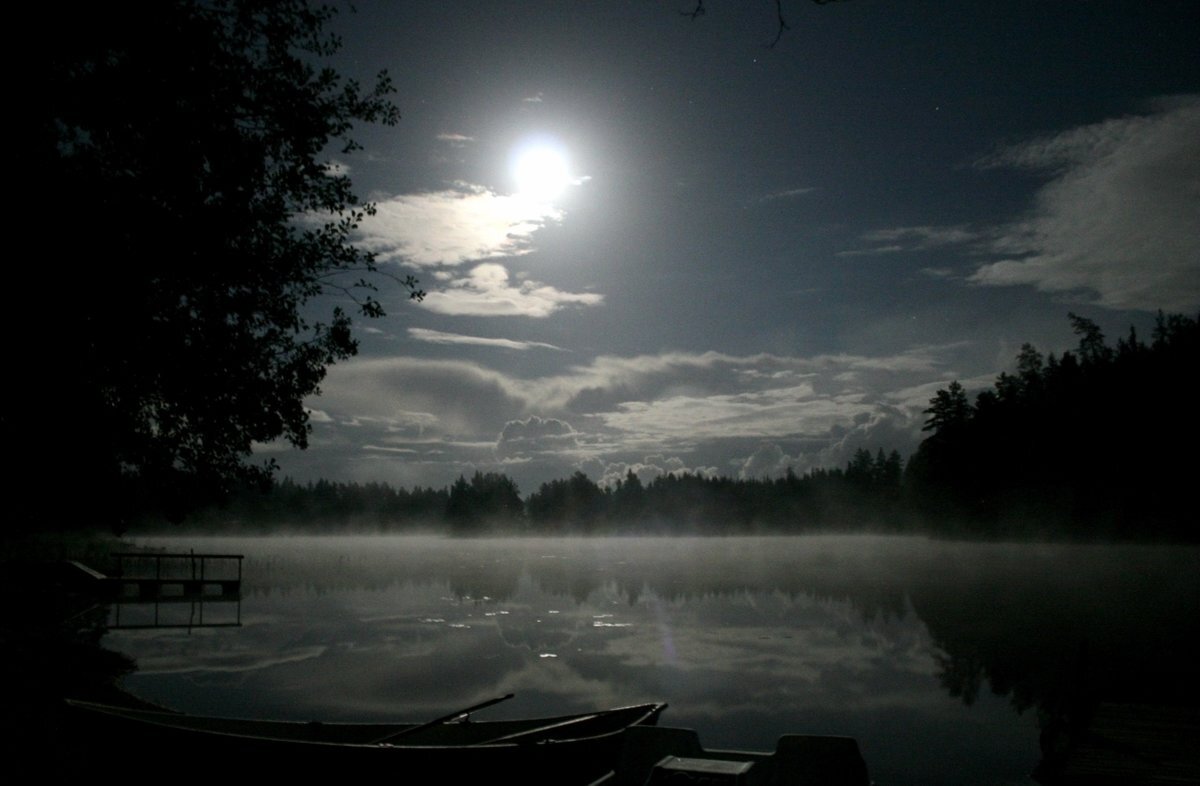 Ночь на берегу озера. Озеро ночью. Ночная тишина. Река ночью. Озеро в лунном свете.