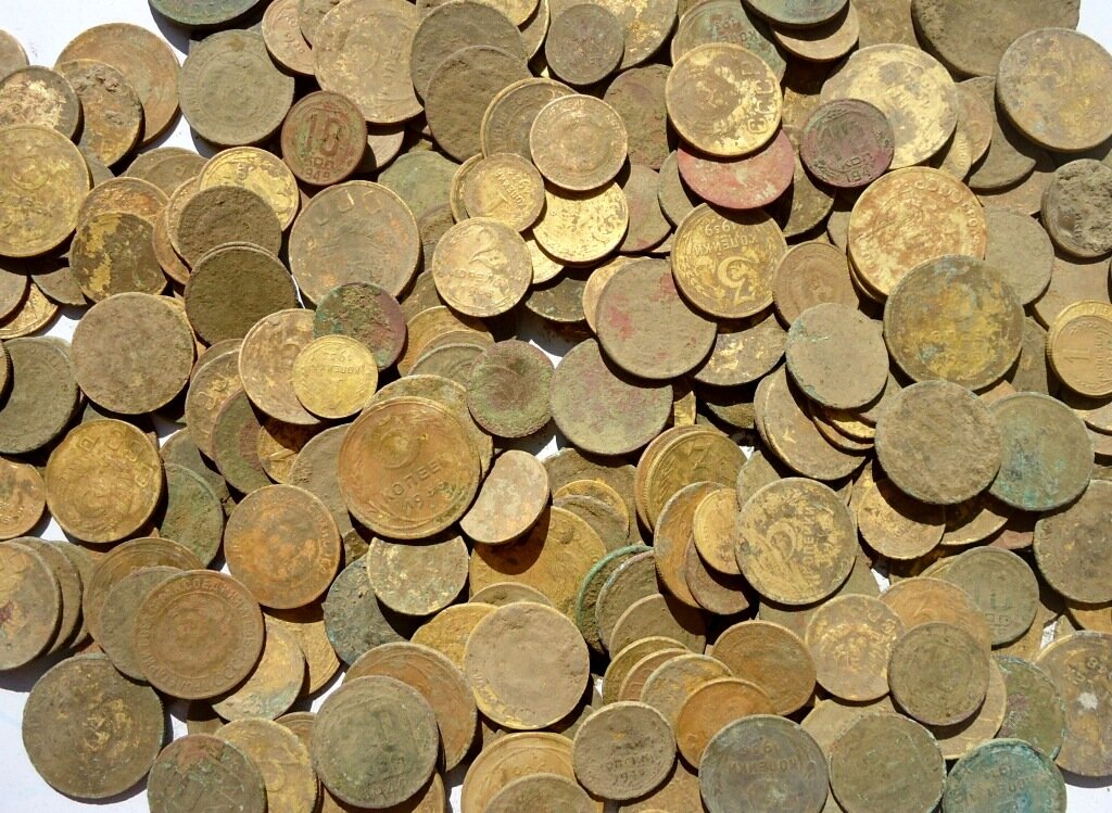 Купить много монет. Много монет. Куча монет. Куча деревянных монет. Рублевая куча монет.
