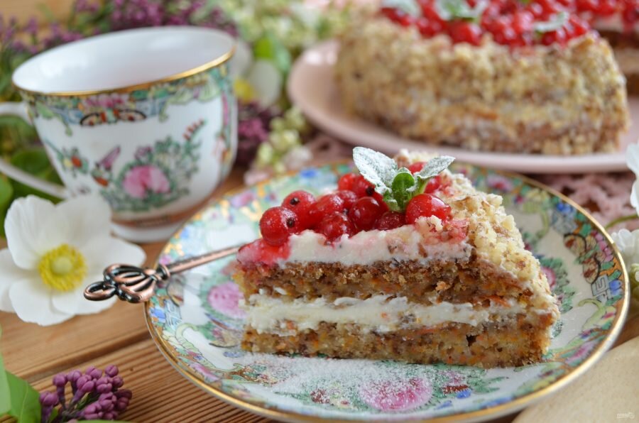 Яркий морковный торт с грецкими орехами