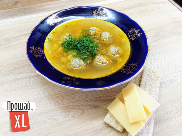 Обед: суп с фрикадельками, хлебцы и сыр