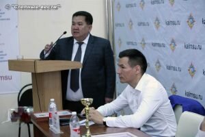 Рассказывая об этом на встрече в стенах родного учреждения, Бадма Салаев, отметил, что состоявшийся в Москве второй раунд переговоров относительно планов развития нашего университета велся в контексте подготовки его грядущего полувекового юбилея и другой знаменательной даты — 100-летия национальной автономии калмыцкого народа. И обсуждавшиеся там вопросы был очень важным моментом для определения его дальнейшей судьбы как регионального опорного вуза. В сентябре состоится заседание координационного совета Министерства науки и высшего образования РФ, на котором будет решаться вопрос о том, каким из созданных в стране опорных университетов будут развиваться как центры инновационного, технологического и социального развития, ориентированные на качественную подготовку востребованных на региональном рынке труда специалистов и разработку технологий. Попасть в число вузов, кому будет доверена реализация данного приоритетного направления – для нас важнейшая задача, подчеркнул ректор КалмГУ.