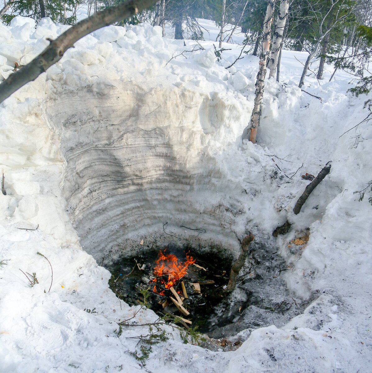 Огромный костер зимой