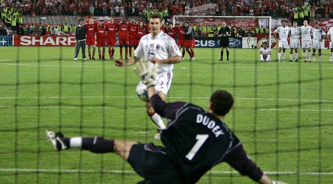 Андрей Шевченко не забивает решающий пенальти в финале ЛЧ 2005 года